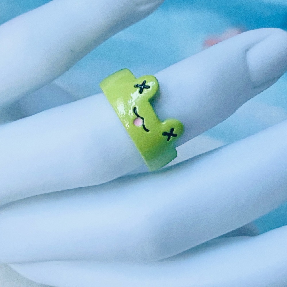 Chunky Green Frog Resin Ring Size 7.25 - Picture 3 of 3